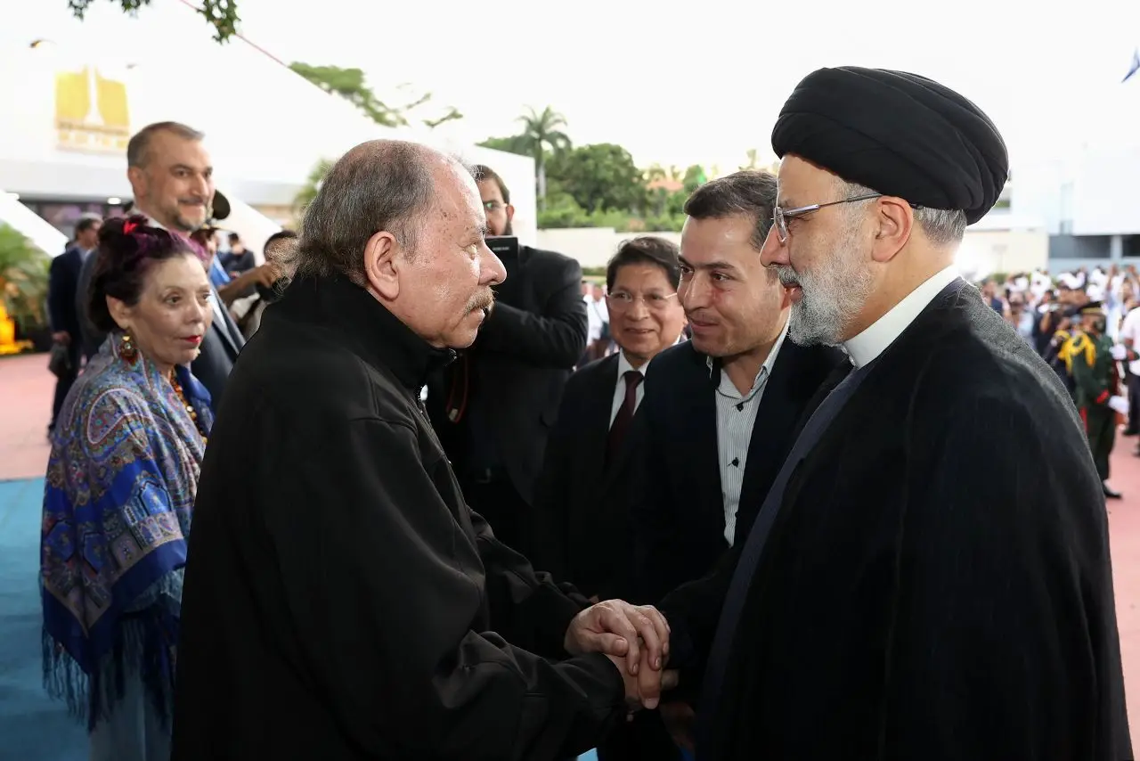 ببینید| احترام خاص رئیس‌جمهور نیکاراگوئه به سردار سلیمانی و مردم ایران/ یک دقیقه سکوت در مراسم رسمی استقبال از رئیسی
