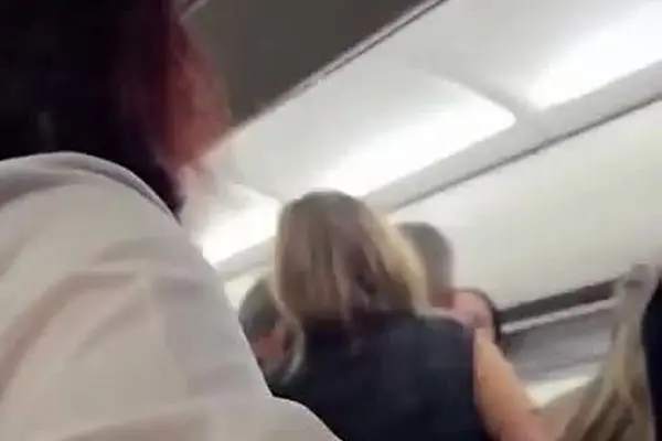 ببینید| یک هواپیما در فرودگاه برزیل آتش گرفت