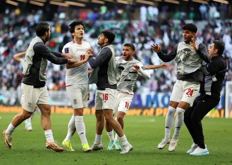 در نیمه دوم بازی مقابل ژاپن بغض فوتبال ایران ترکید/ مردمی که به لحاظ اقتصادی مشکلات فراوانی دارند به شادی قهرمانی کشورمان نیاز دارند