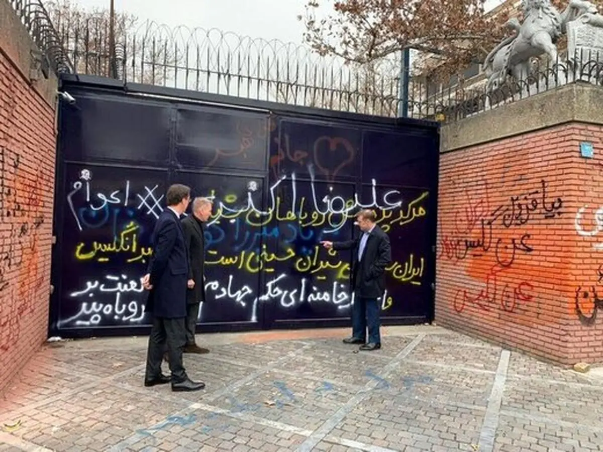 تصویر | شعارنویسی‌های دیوار سفارت انگلستان پاک شد