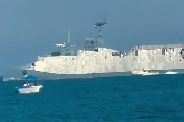 ببینید| تردد یک شناور جنگی در آب‌های خلیج فارس