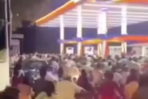 ببینید | صف‌های طولانی در پمپ‌بنزین‌های هند 