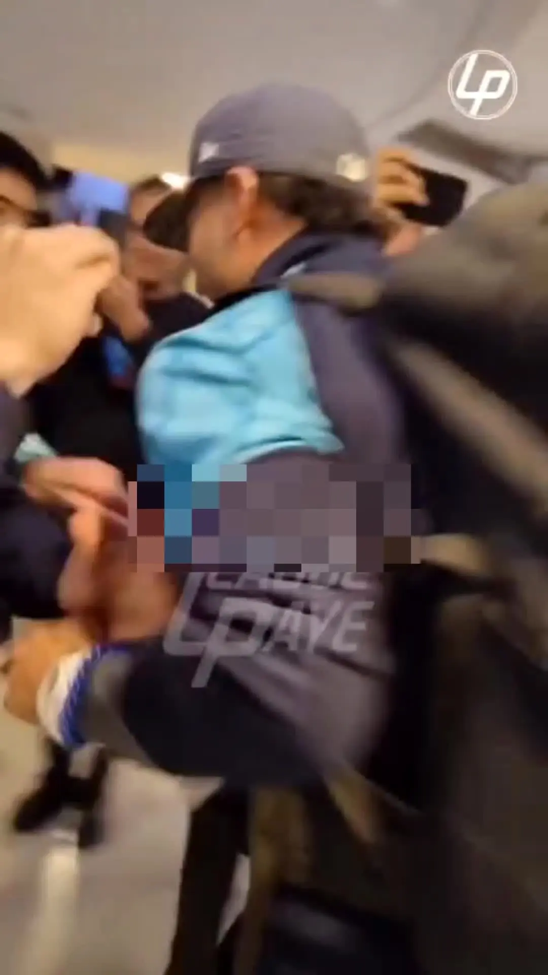 ببینید| مشت یک پرسپولیسی به رامین رضاییان