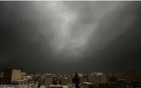 دوده مخازن نفتی از آسمان تهران در حال تخلیه است