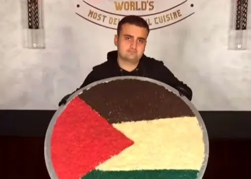 آقای احمدی‌نژاد! از بوراک آشپز یاد بگیر که یک پرچم فلسطین نشان داد + ویدئو
