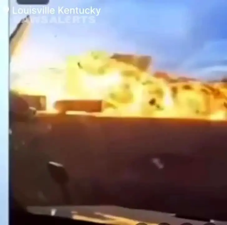 ببینید| لحظه هولناک انفجار هواپیما هنگام سقوط