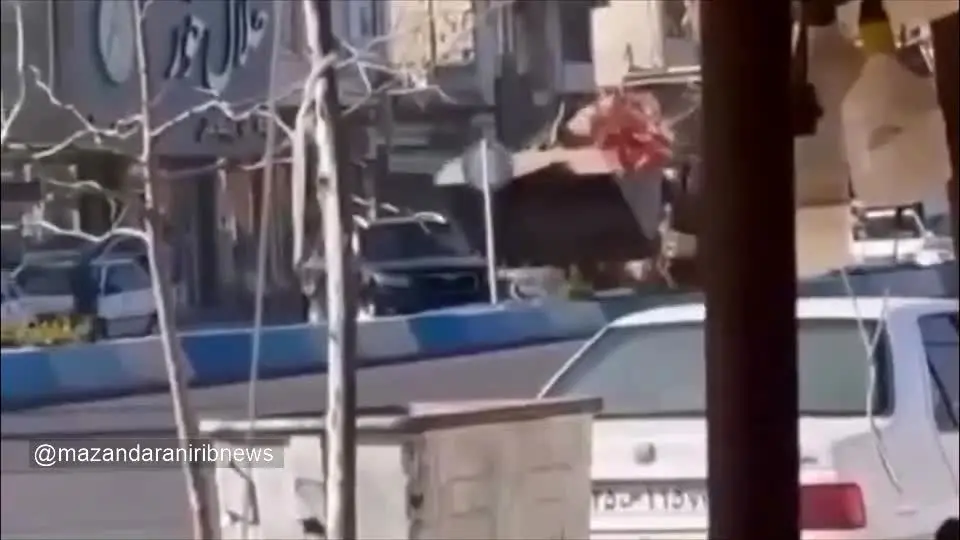 ببینید| حمله عجیب یک لودر به سانتافه؛ راننده بازداشت شد