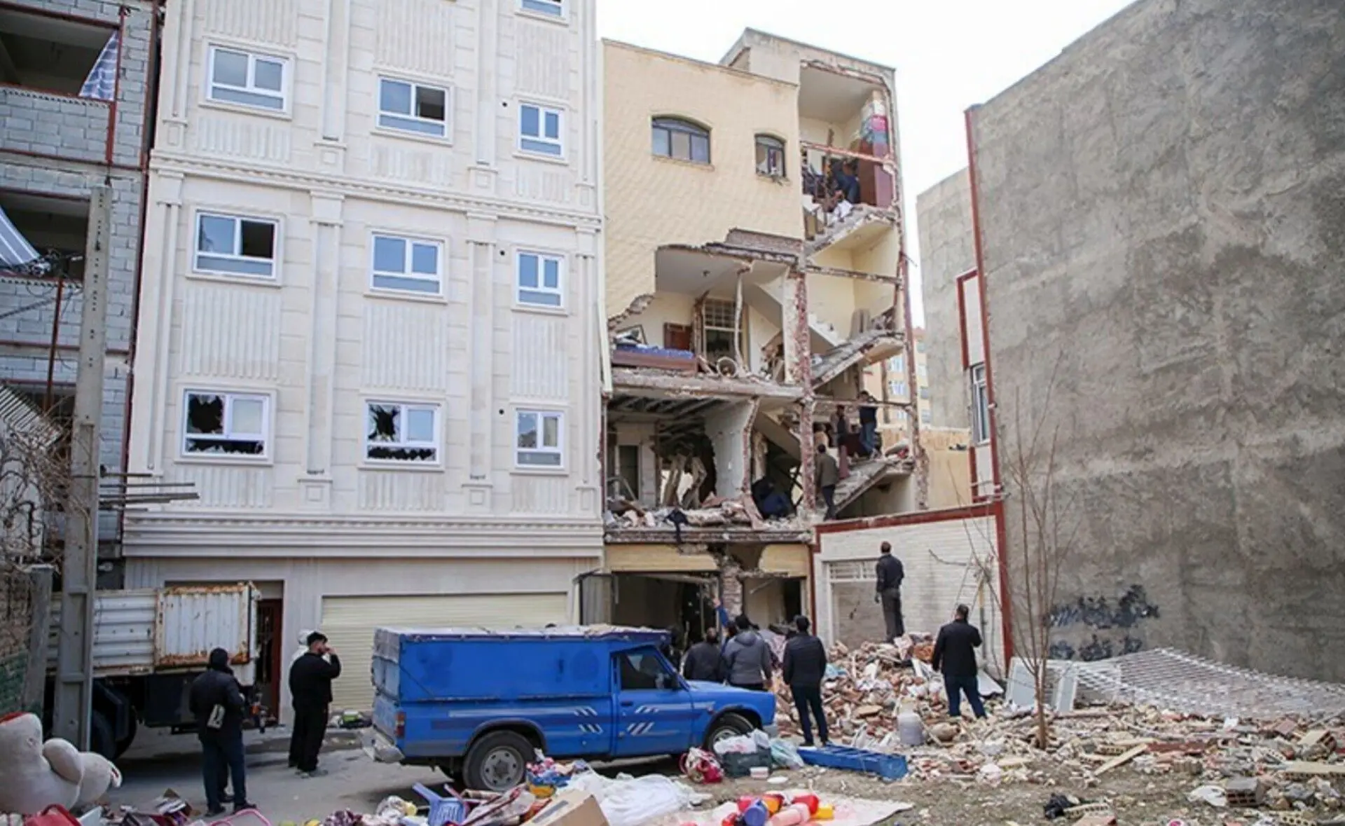 اصابت پهپاد دشمن به یک وانت میوه‌ فروشی در فردیس/ راننده به شهادت رسید