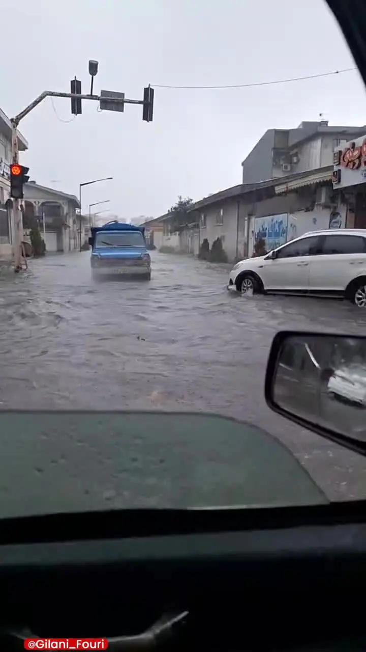 ببینید| وضعیت آبگرفتی در بندرانزلی؛ تردد فقط با قایق!