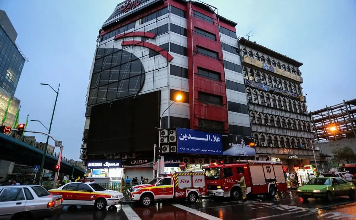 تابلویی عجیب در یکی از مراکز تجاری تهران + عکس