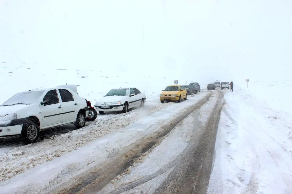 امدادرسانی هلال احمر گیلان به خودروهای گرفتار شده در برف/ همراه داشتن زنجیر چرخ ایمنی الزامی است