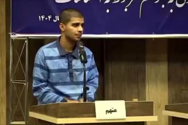 ببینید| جنایت با شمشیر سامورایی؛ نمایش سلاح عجیب یکی از محکومان در دادگاه