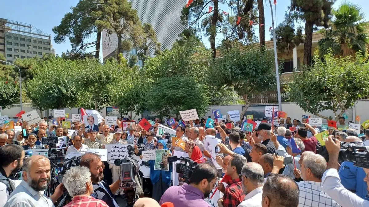 تجمع خانواده‌‌های اعضای گرفتار شده در منافقین در مقابل سفارت ترکیه برای تقدیر از آلبانی