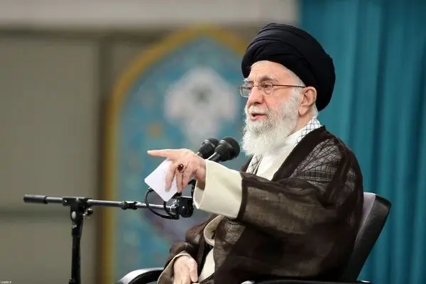 پوشش عجیب یکی از کارگزاران حج در دیدار با رهبر انقلاب + عکس