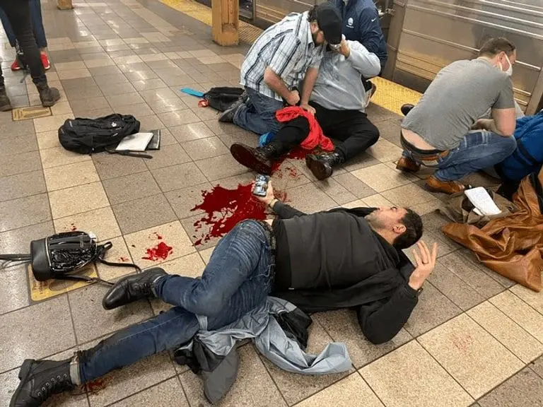 تیراندازی در متروی نیویورک / ۱۳ نفر زخمی شدند