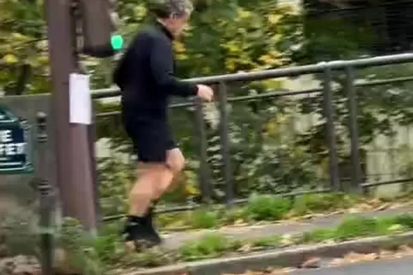 ببینید| اولین حضور سارکوزی در انظار عمومی پس از آزادی موقت از زندان لاسانته 