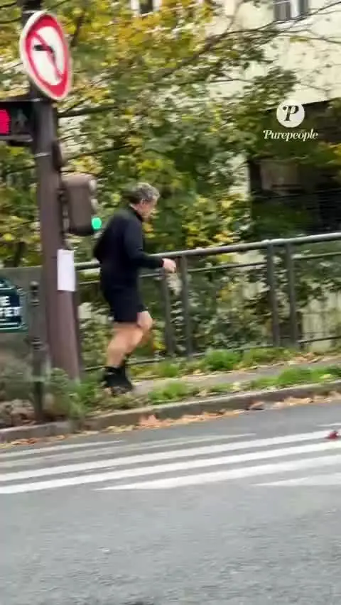 ببینید| اولین حضور سارکوزی در انظار عمومی پس از آزادی موقت از زندان لاسانته 