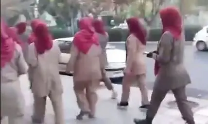 ماجرای حضور زنانی با لباس منافقین در تهران چه بود؟