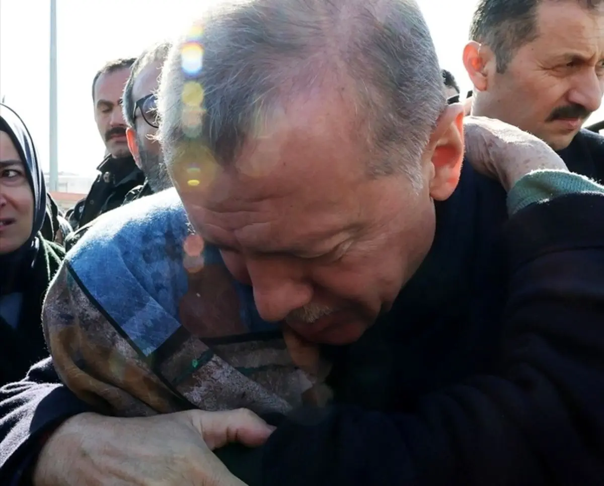 حضور اردوغان در میان زلزله‌زده‌ها+ تصاویر