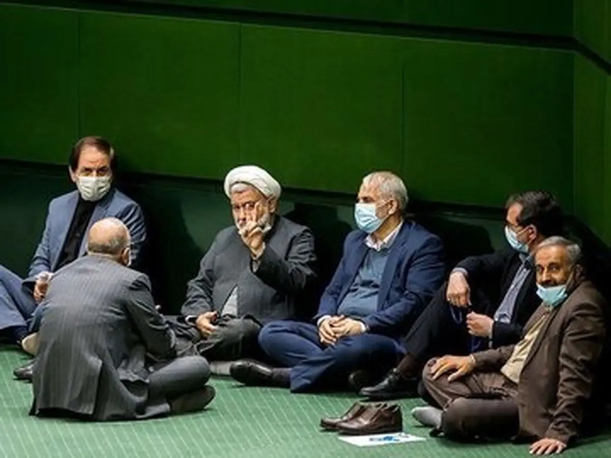 نماینده مجلس در حال مطالعه روزنامه باطله!+عکس