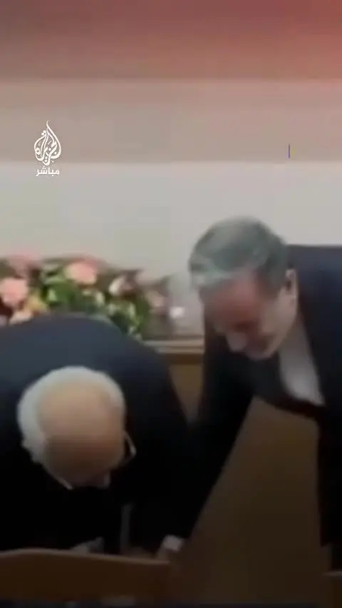 ببینید | ویدیویی از اقدام عراقچی برای بوسیدن دست استادش