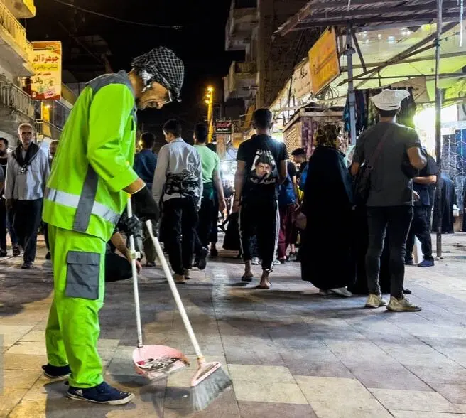 ببینید| تصاویری از پاکبانان شهرداری تهران در حال نظافت نجف و کربلا برای زائران اربعین
