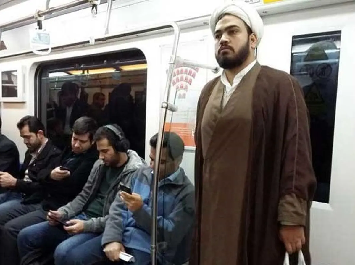 روایت کیهان از اعتراض گروهی به تعدادی روحانی در متروی تهران و سکوت مردم!