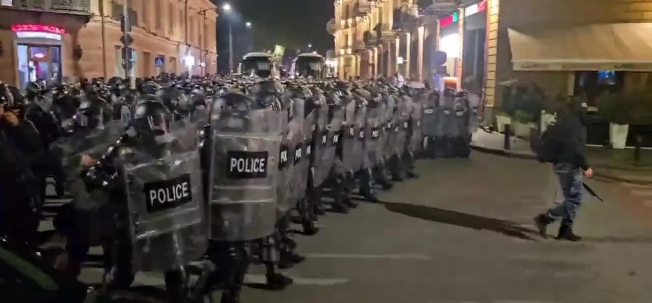 ببینید| استقرار نیروهای ضدشورش برای متفرق کردن جمعیت معترضان در گرجستان