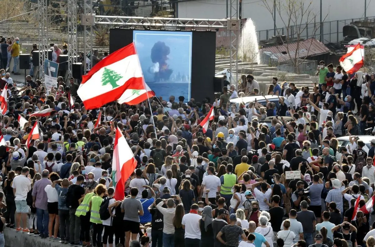 تجمع لبنانی‌ها در مقابل بانک مرکزی به خاطر نرخ دلار