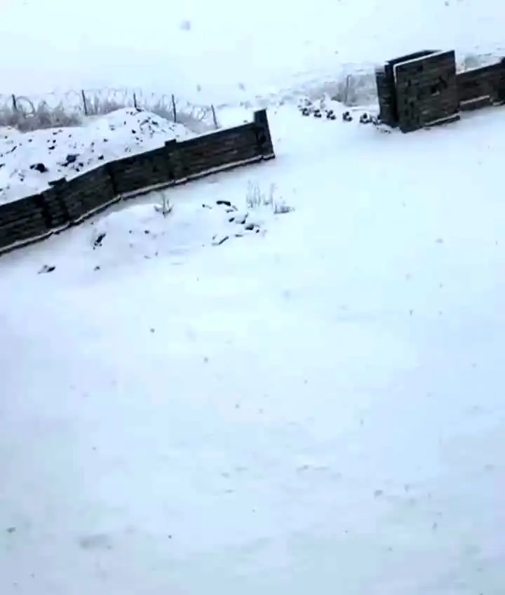 ببینید | برف حاجی عمران در نزدیکی مرزهای پیرانشهر را کاملا سفیدپوش کرد!