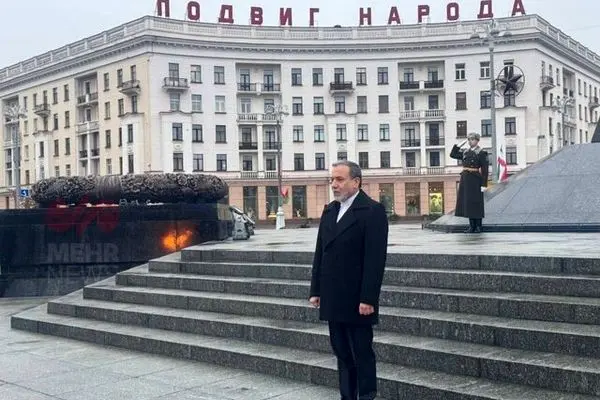 حضور عراقچی در محل یادمان پیروزی در مینسک + عکس