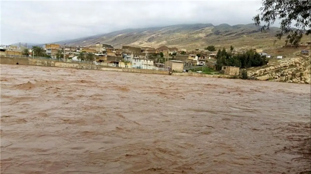 راه ارتباطی ۲۳ روستای خرم آباد بر اثر بارش باران قطع شد
