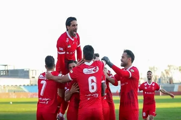 برد پرسپولیس مقابل آلومینیوم/ سرخ‌ها با شکست گربه‌سیاه صدرنشین شدند