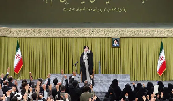 رهبر انقلاب: باید شکرگزار باشیم که در این دوره، به‌خصوص رئیس جمهور محترم به مسائل آموزش و پرورش اهتمام ویژه‌ای ابراز می‌کنند؛ وزیر محترم هم، جزو مدیران برجسته آموزش و پرورش هستند