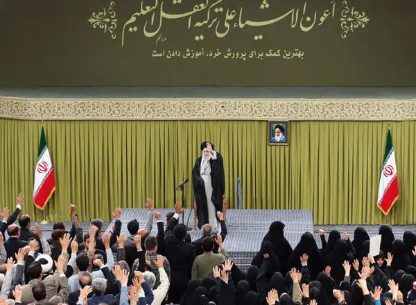 رهبر انقلاب: باید شکرگزار باشیم که در این دوره، به‌خصوص رئیس جمهور محترم به مسائل آموزش و پرورش اهتمام ویژه‌ای ابراز می‌کنند؛ وزیر محترم هم، جزو مدیران برجسته آموزش و پرورش هستند