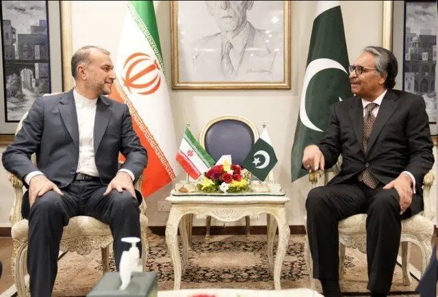 اولین احوال‌پرسی گرم و حضوری وزرای خارجه ایران و پاکستان بعد از حملات نظامی اخیر + عکس