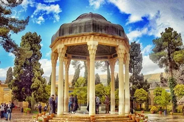 عکس| در شیراز چه خبر است؟ بیلبوردهای عجیبی که در شهر دیده شدند