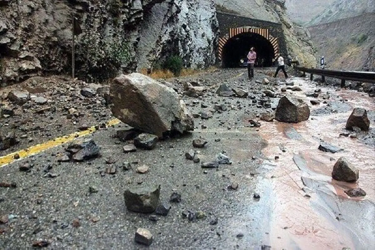 جاده چالوس بر اثر ریزش کوه مسدود شد