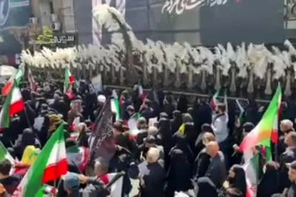 ببینید | سلام نظامی مردم در خیابان کشور دوست تهران در مراسم اربعین رهبر شهید