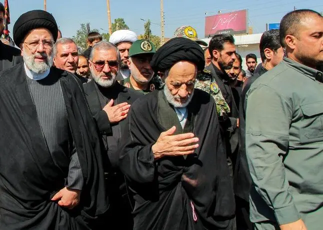 تصویری جالب از ابراهیم رئیسی و یکی از محافظانش