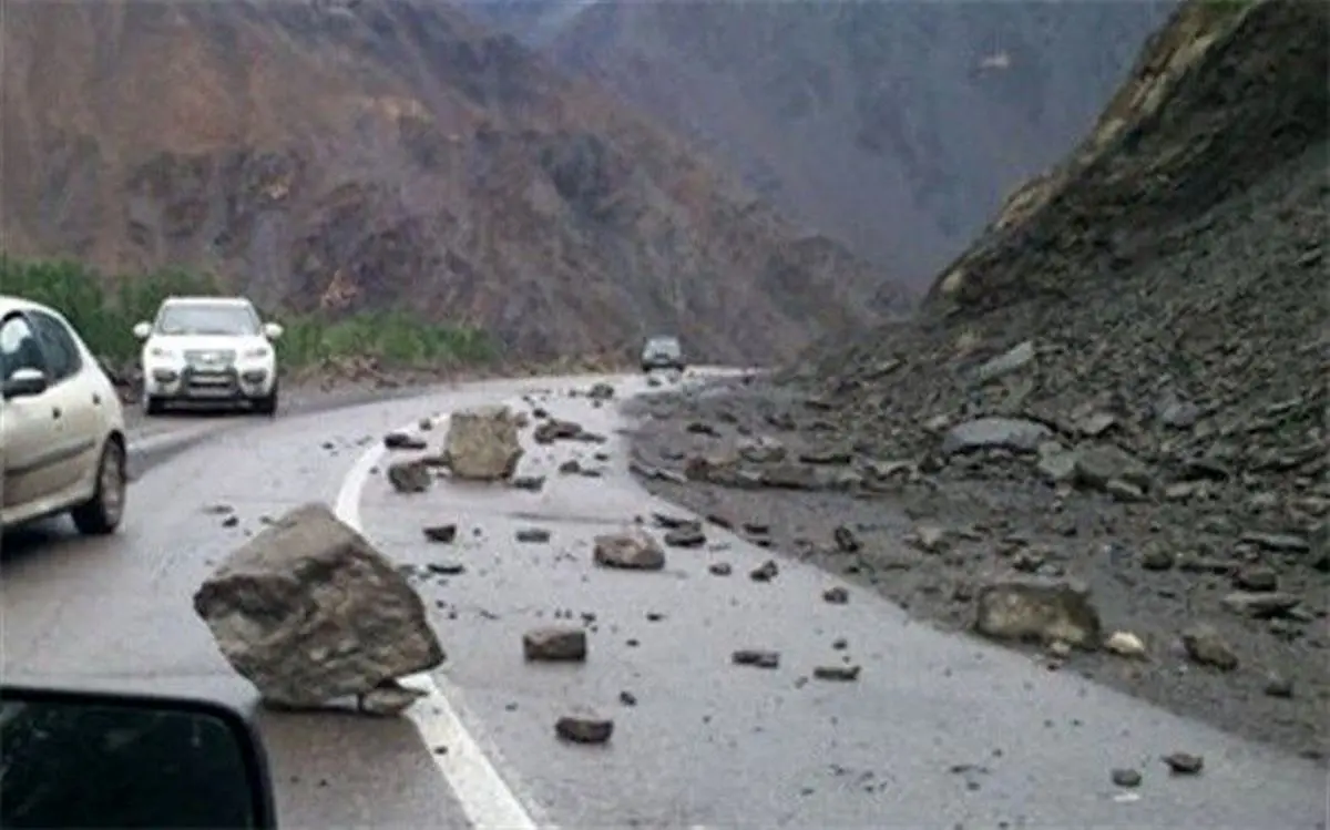 ویدئو| تصاویری وحشتناک از ریزش کوه روی خودروها در جاده چالوس