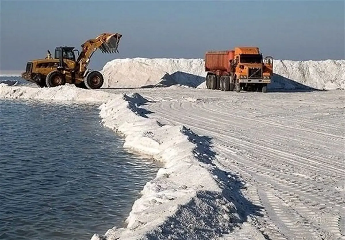 رئیس سازمان محیط زیست: مالچ‌پاشی در دریاچه ارومیه کذب است