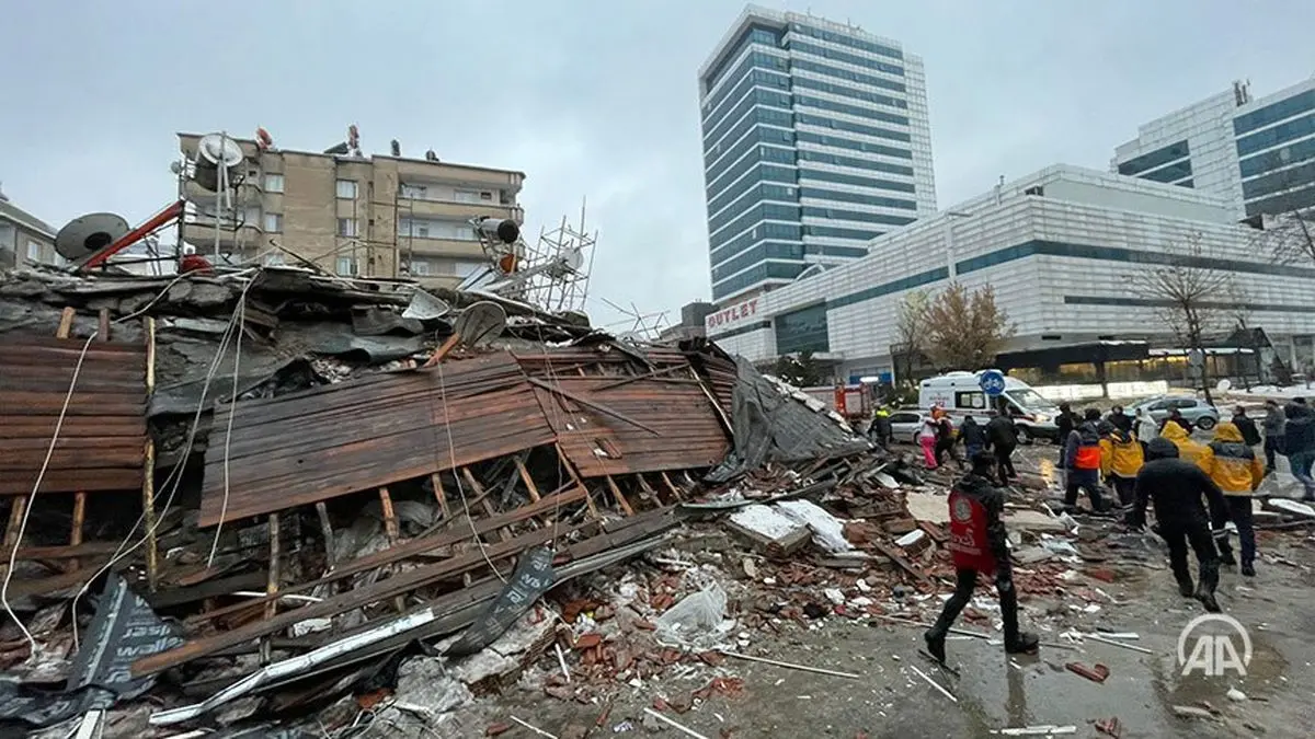ببینید| لحظه نجات سگ گرفتار در زیر آوار زلزله ترکیه