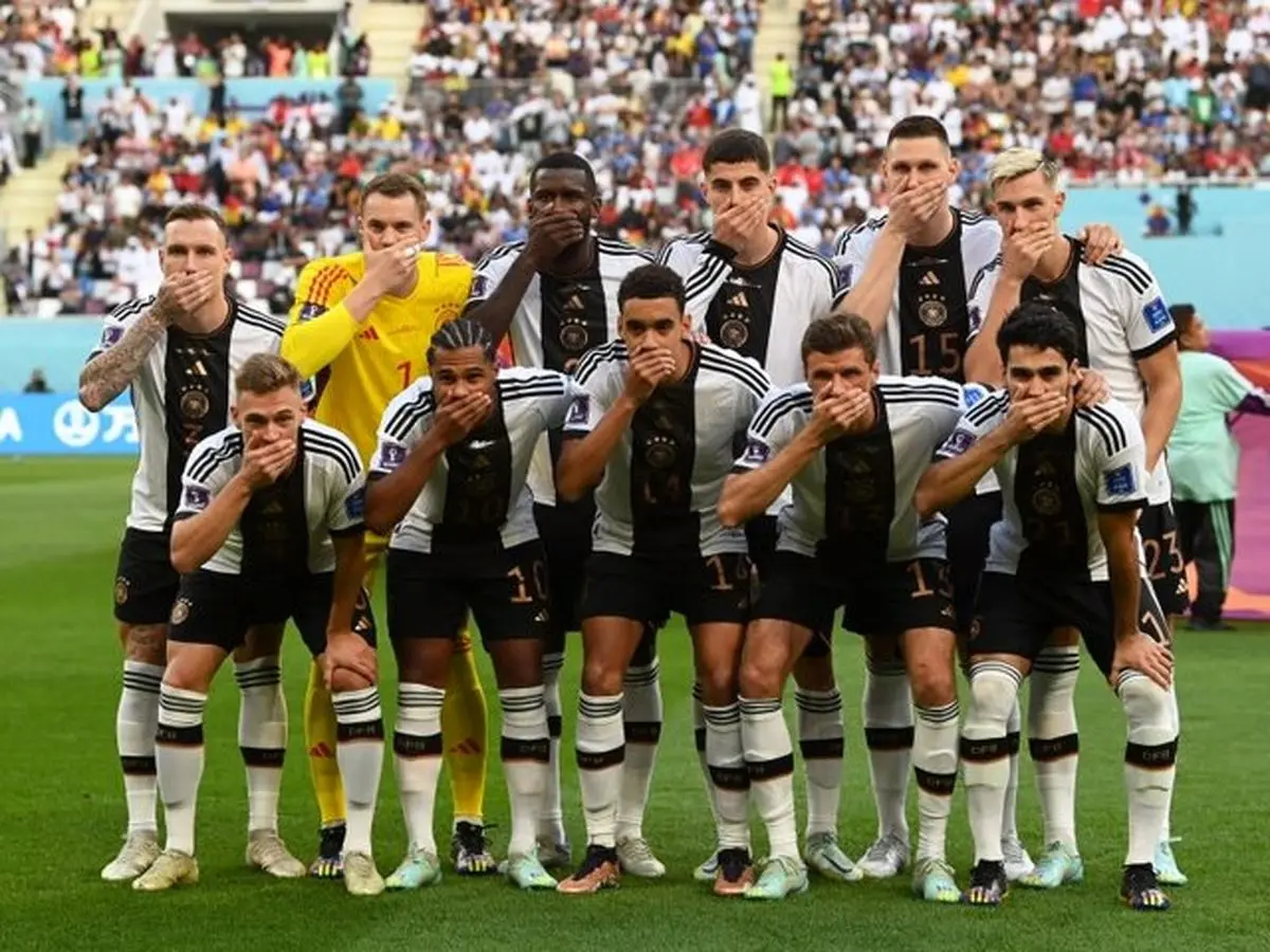 حرکت نمادین بازیکنان آلمان در اعتراض به فیفا