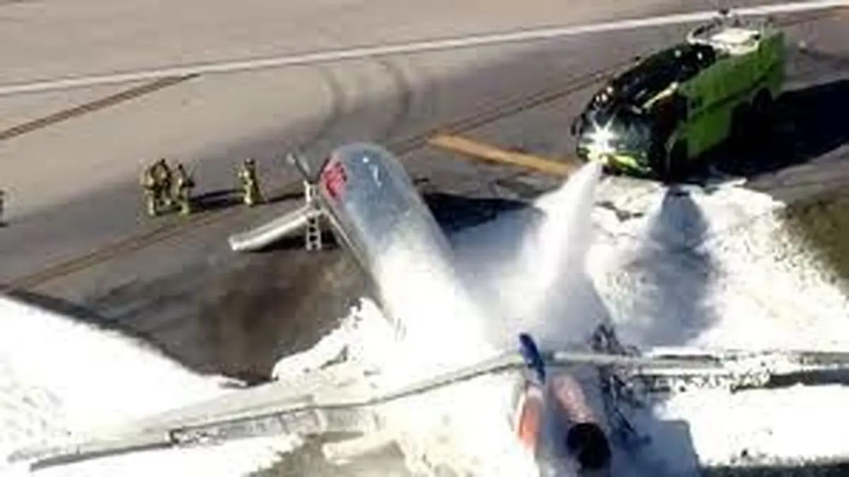 یک هواپیمای مسافربری در آمریکا دچار آتش‌سوزی شد