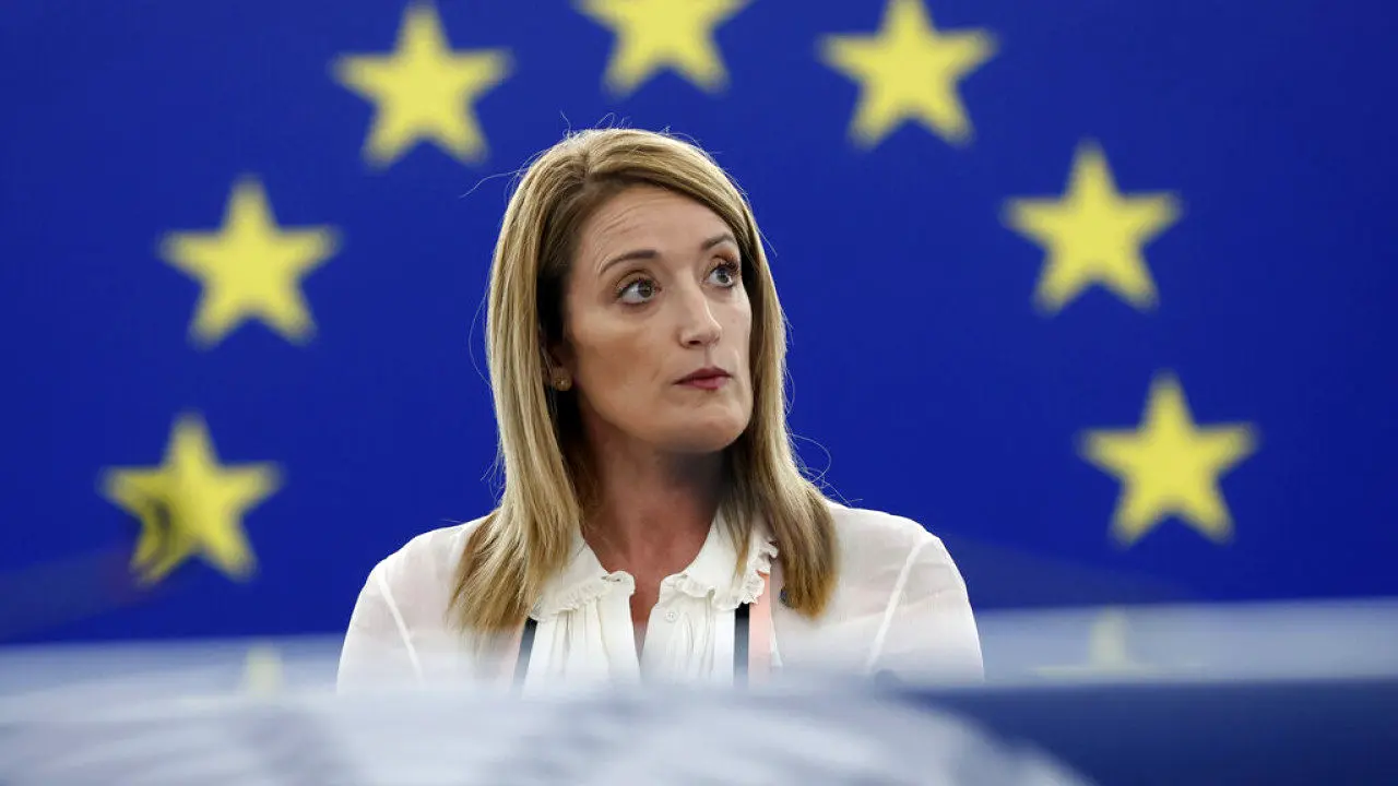 رئیس پارلمان اروپا یک روسری هدیه گرفت