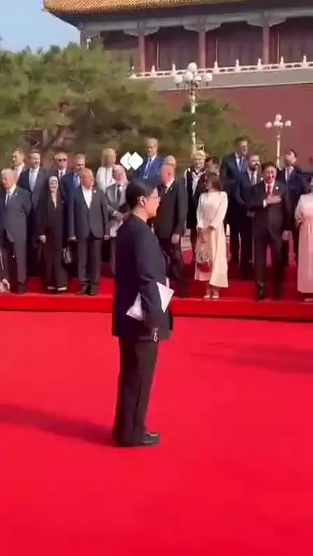 ببینید | خوش‌وبش آذری پزشکیان با علی‌اف: با ارمنستان صلح کردید؟ علی‌اف: بله/ پزشکیان: کار خوبی کردید