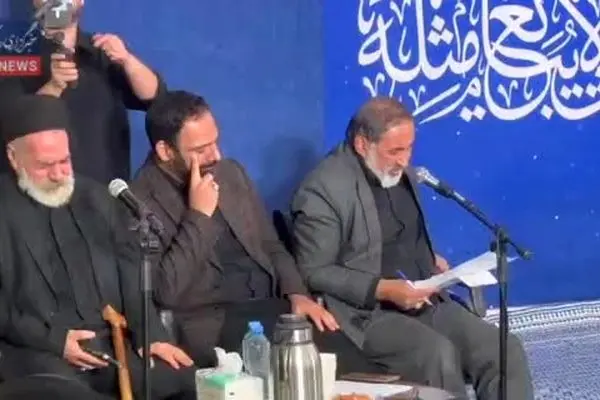 ببینید| کسب اجازه علیرضا قزوه (مجری جلسه) از رهبر شهید در مراسم یادبود امین شعر انقلاب