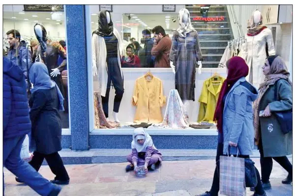 گزارش روزنامه اعتماد از افزایش قیمت‌ها و گسترش فقر در کشور؛ ماجرای زنی که می‌خواست کیف ۳۵۰ هزار تومانی را قسطی بخرد