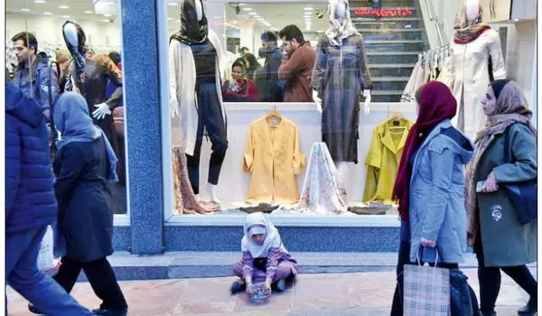 گزارش روزنامه اعتماد از افزایش قیمت‌ها و گسترش فقر در کشور؛ ماجرای زنی که می‌خواست کیف ۳۵۰ هزار تومانی را قسطی بخرد